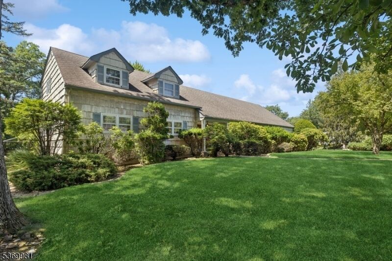 Property Photo:  18 Pin Oak Rd  NJ 07006