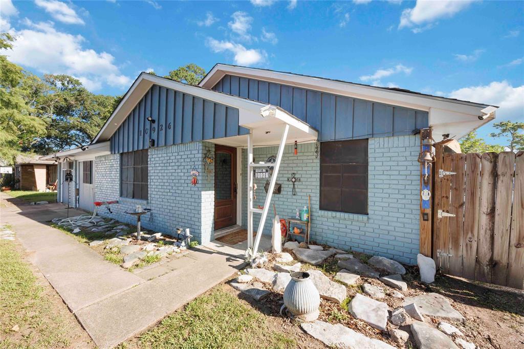 Property Photo: 10926 Ivyridge Road TX 77043