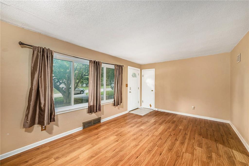 Property Photo: 11012 E 57th Terrace MO 64133