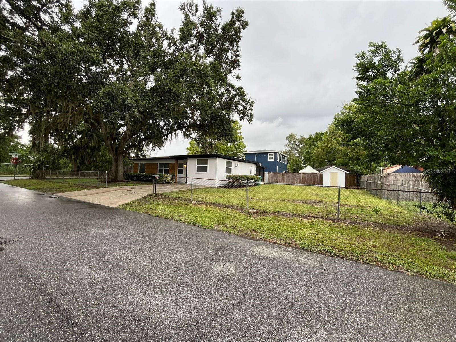Property Photo: 1246 S Oleander Street FL 32750