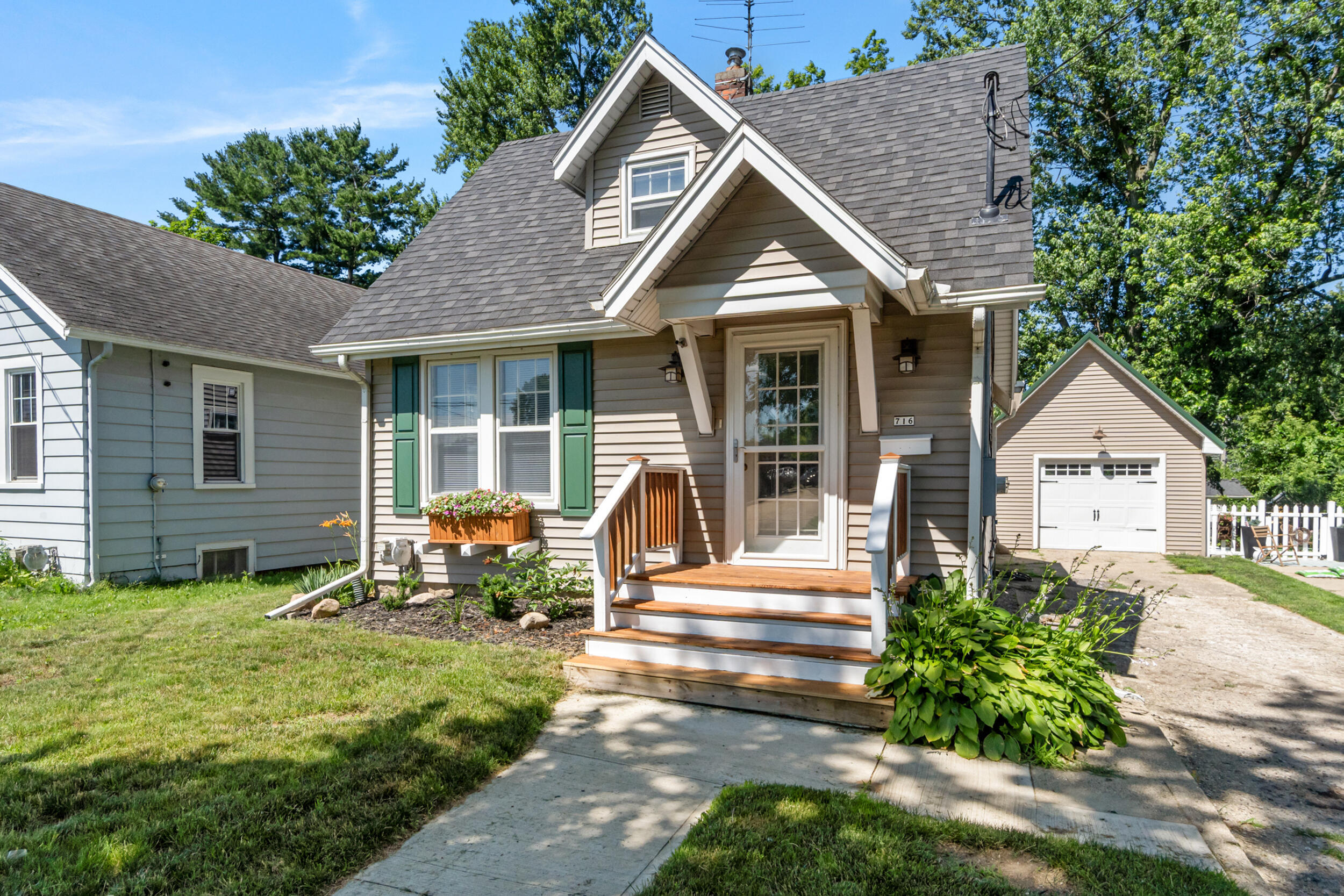 Property Photo: 716 17th Street MI 49203