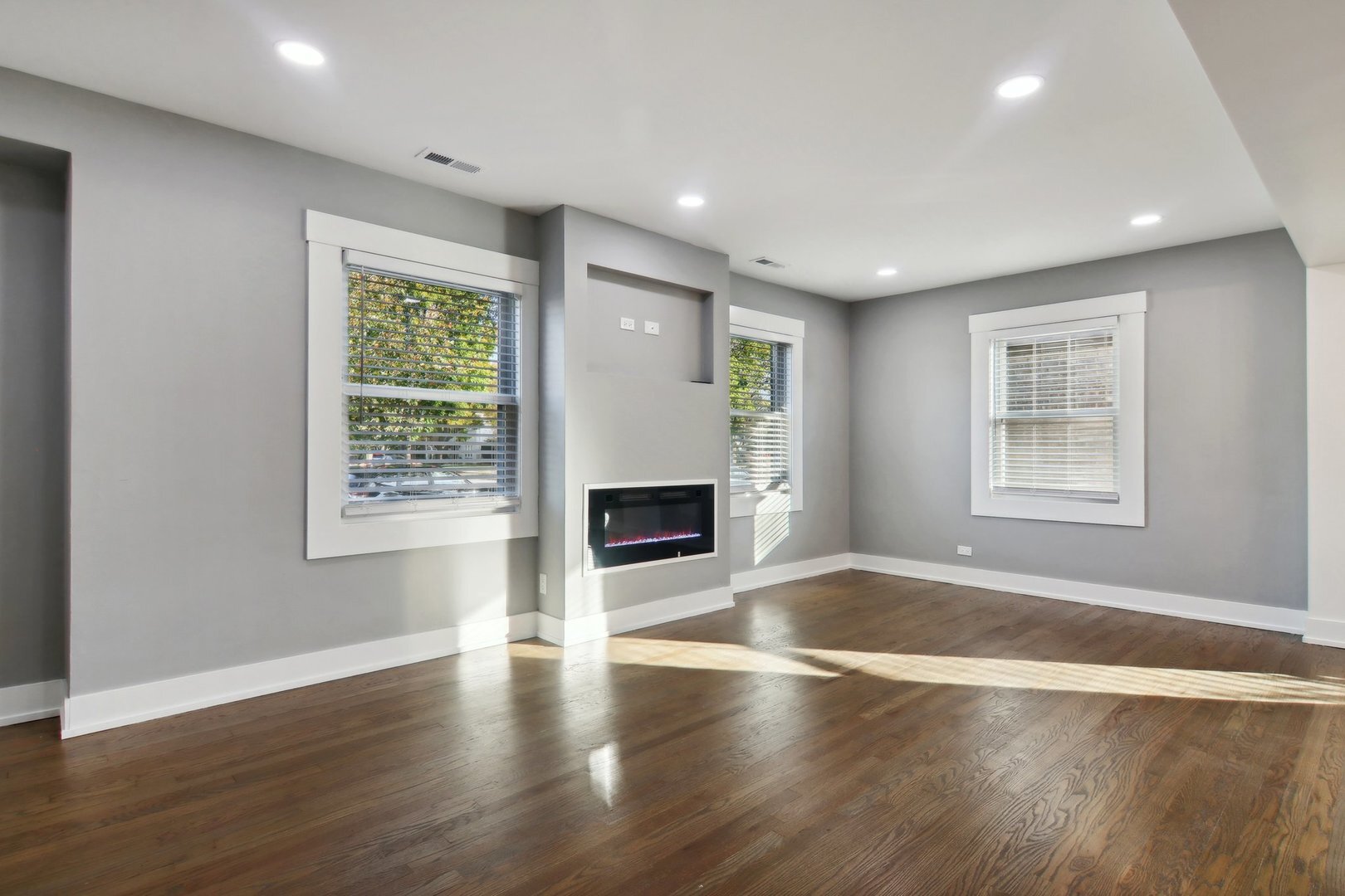 Property Photo: 6734 N Hamlin Avenue IL 60712