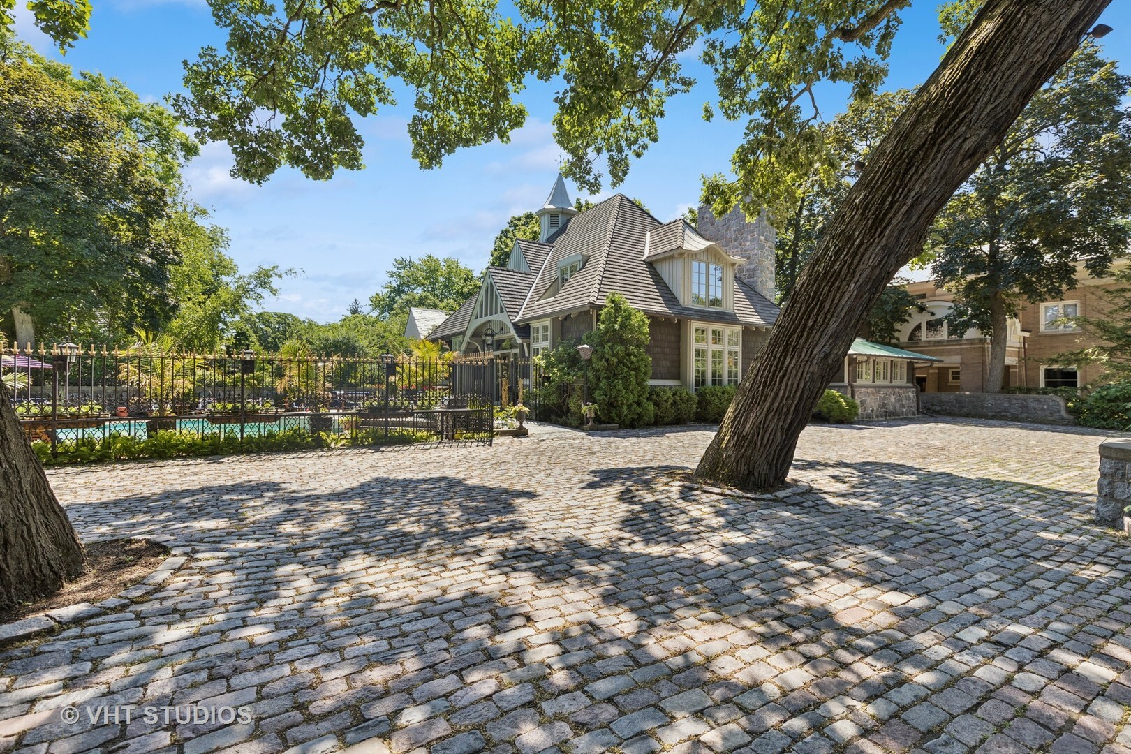 Property Photo: 1319 Forest Avenue IL 60201