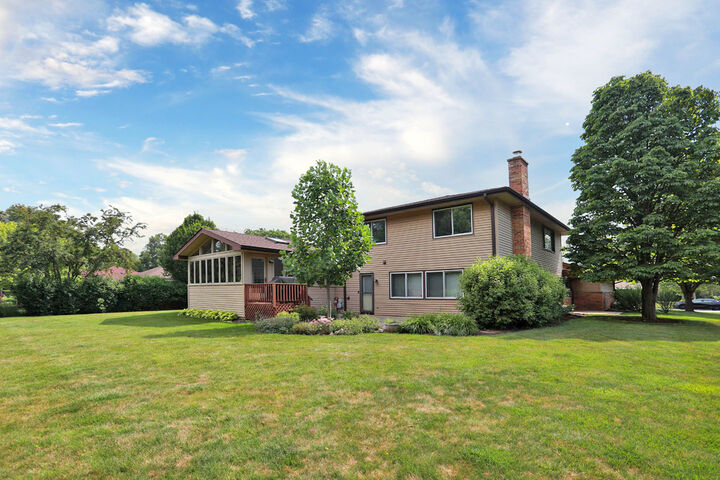 Property Photo:  740 Ruskin Drive  IL 60007 