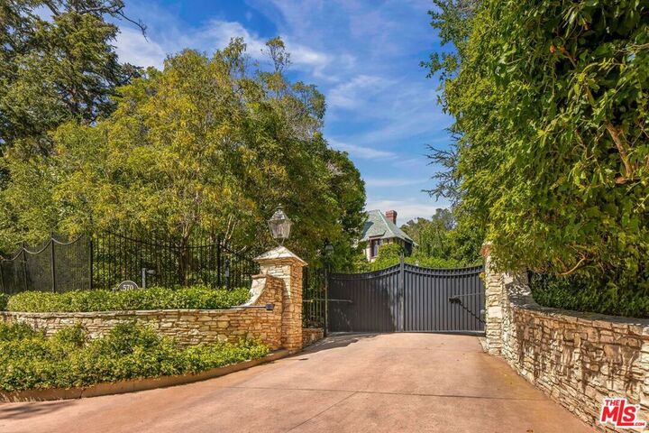 Property Photo:  570 S Mapleton Drive  CA 90024 