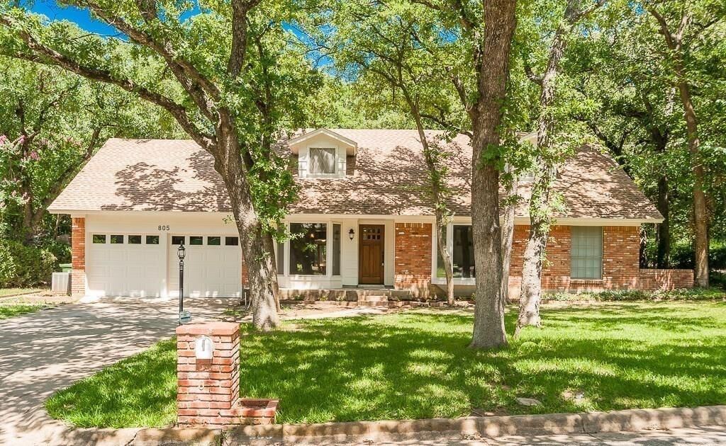 Property Photo:  805 Live Oak Lane  TX 76012 