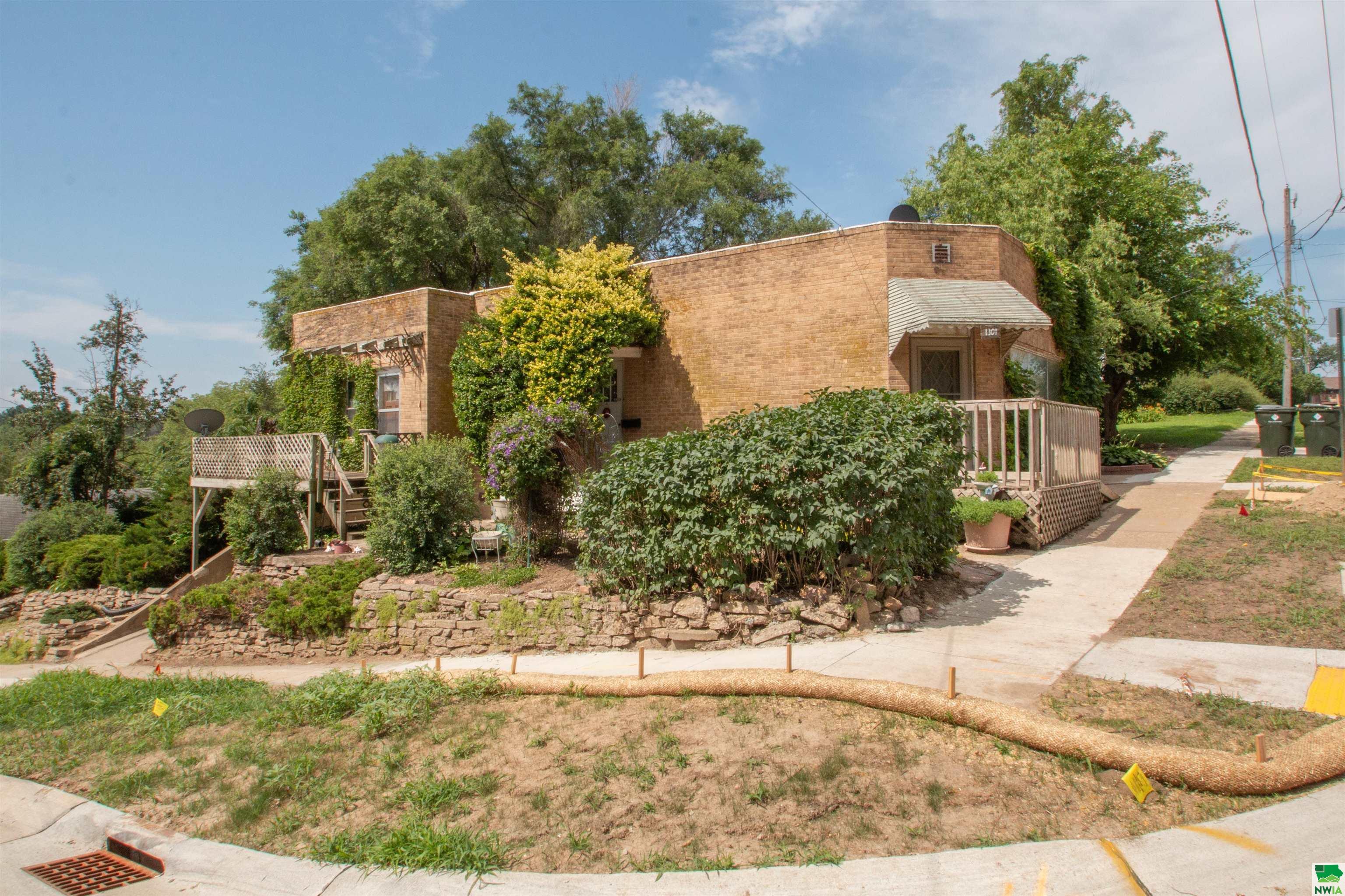 Property Photo: 1301 S Linn St IA 51106
