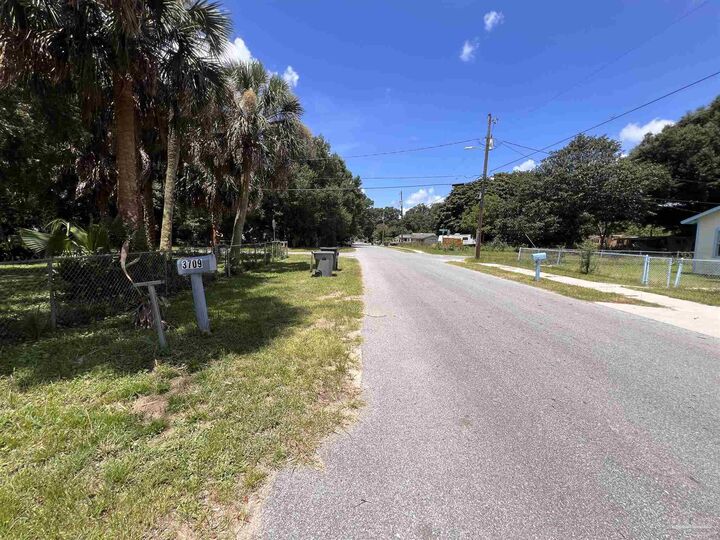 Property Photo:  3707 W Lee St  FL 32505 