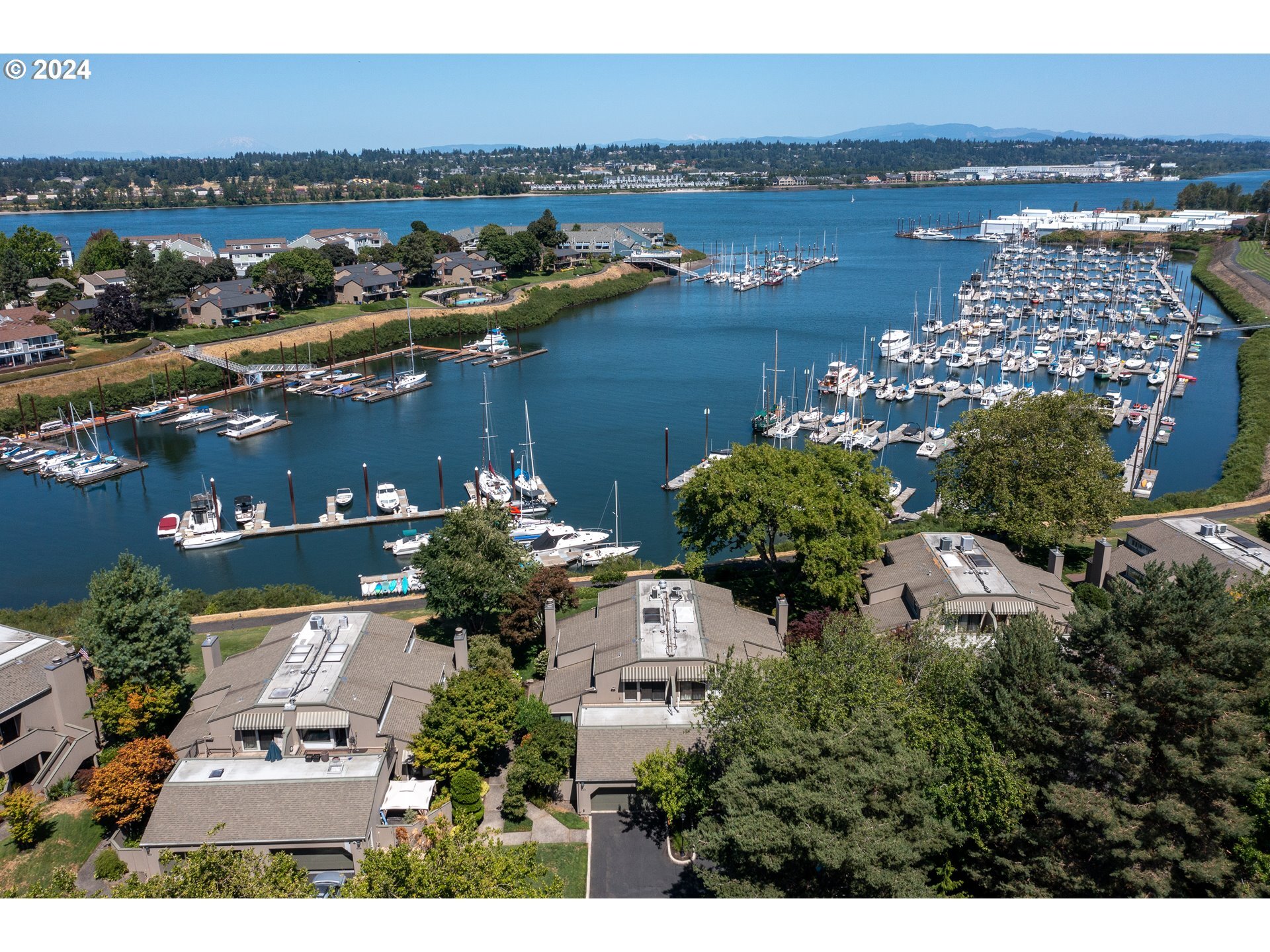 Property Photo: 513 N Tomahawk Island Dr OR 97217