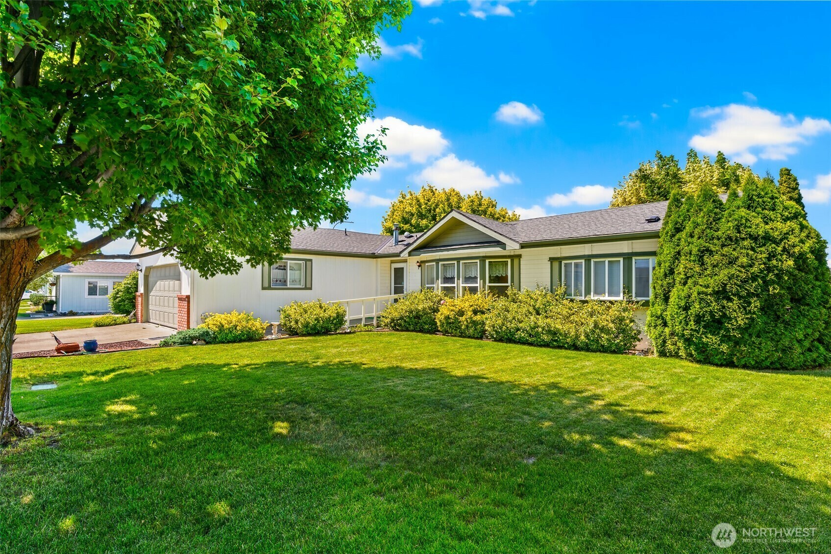 Property Photo: 1100 S Rosewood Drive 111 WA 98926