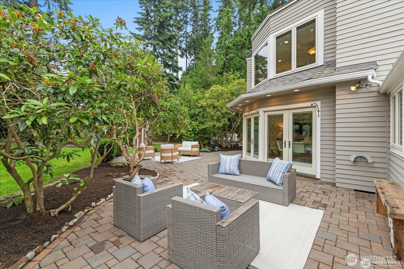 Property Photo: 11012 239th Pl SW WA 98020
