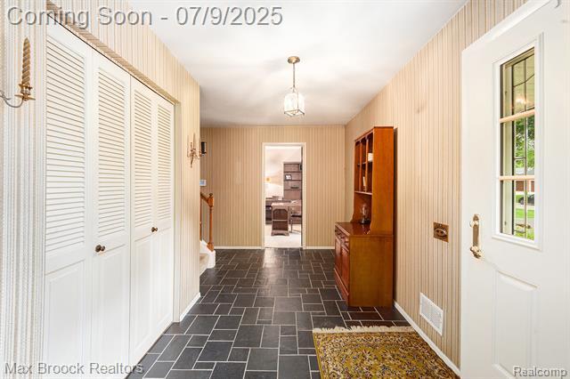 Property Photo: 942 S Shady Hollow Circle MI 48304