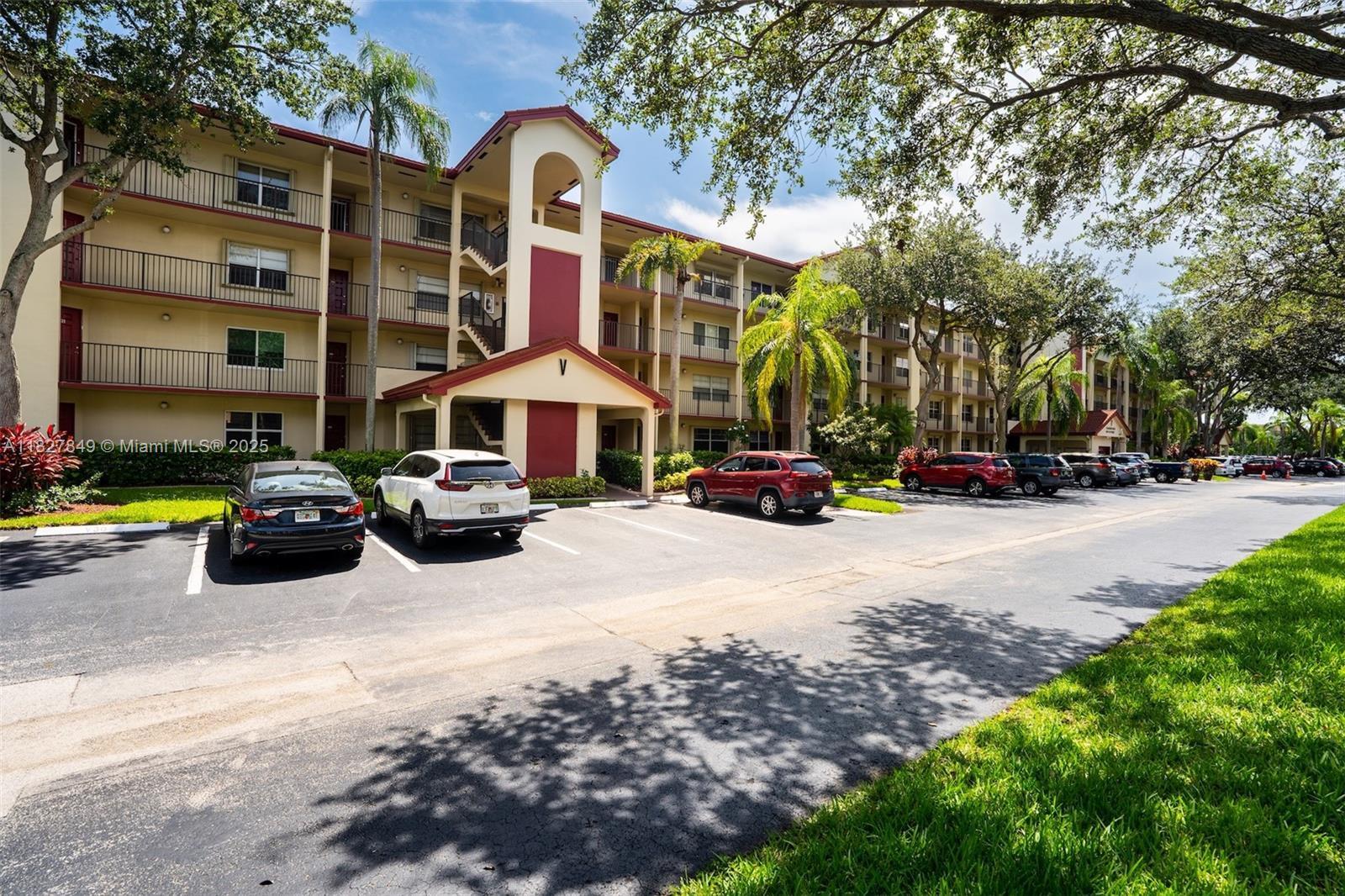 Property Photo: 1000 SW 128th Ter 312V FL 33027