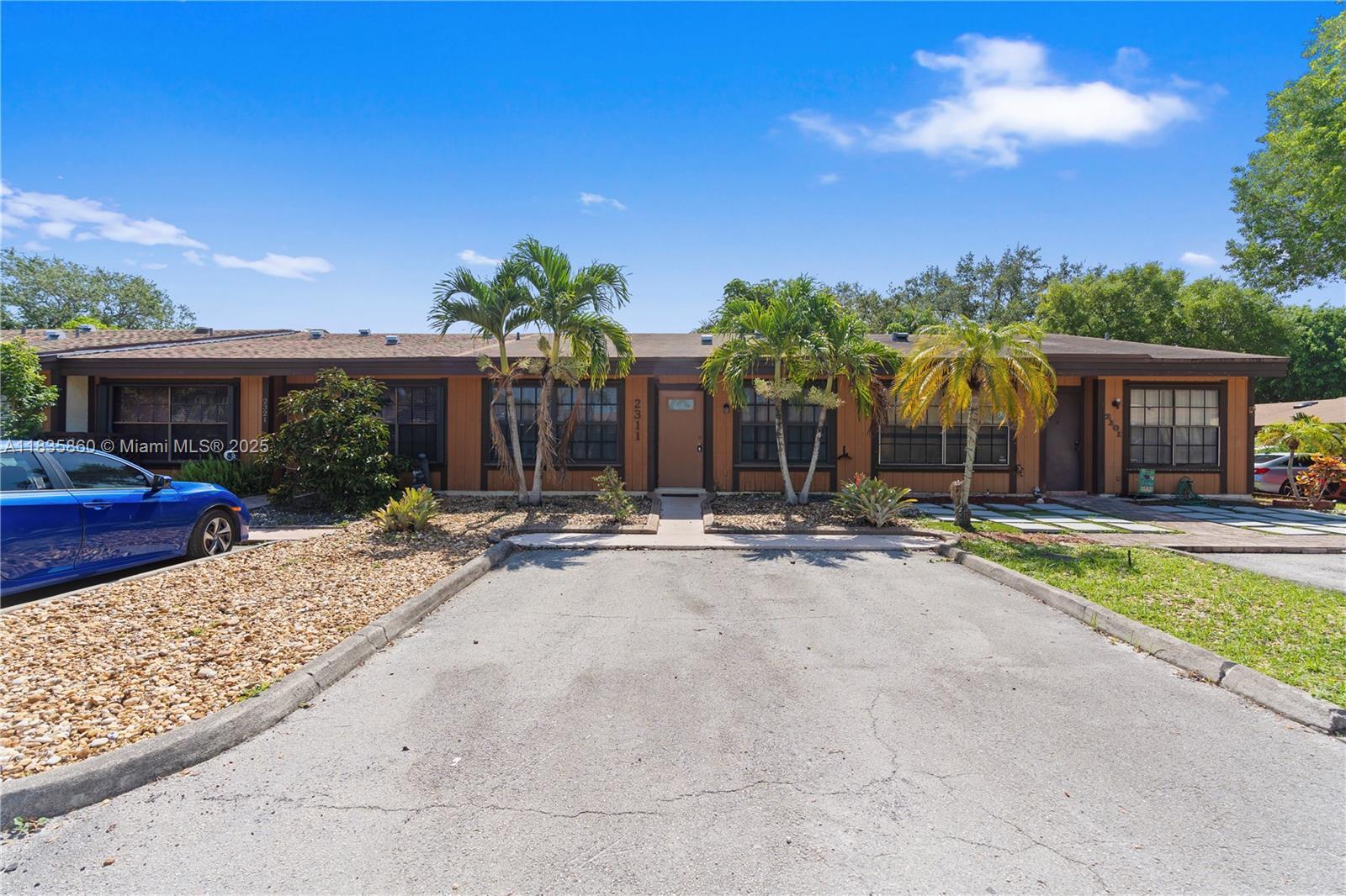 Property Photo:  2311 Elm Ct  FL 33026 