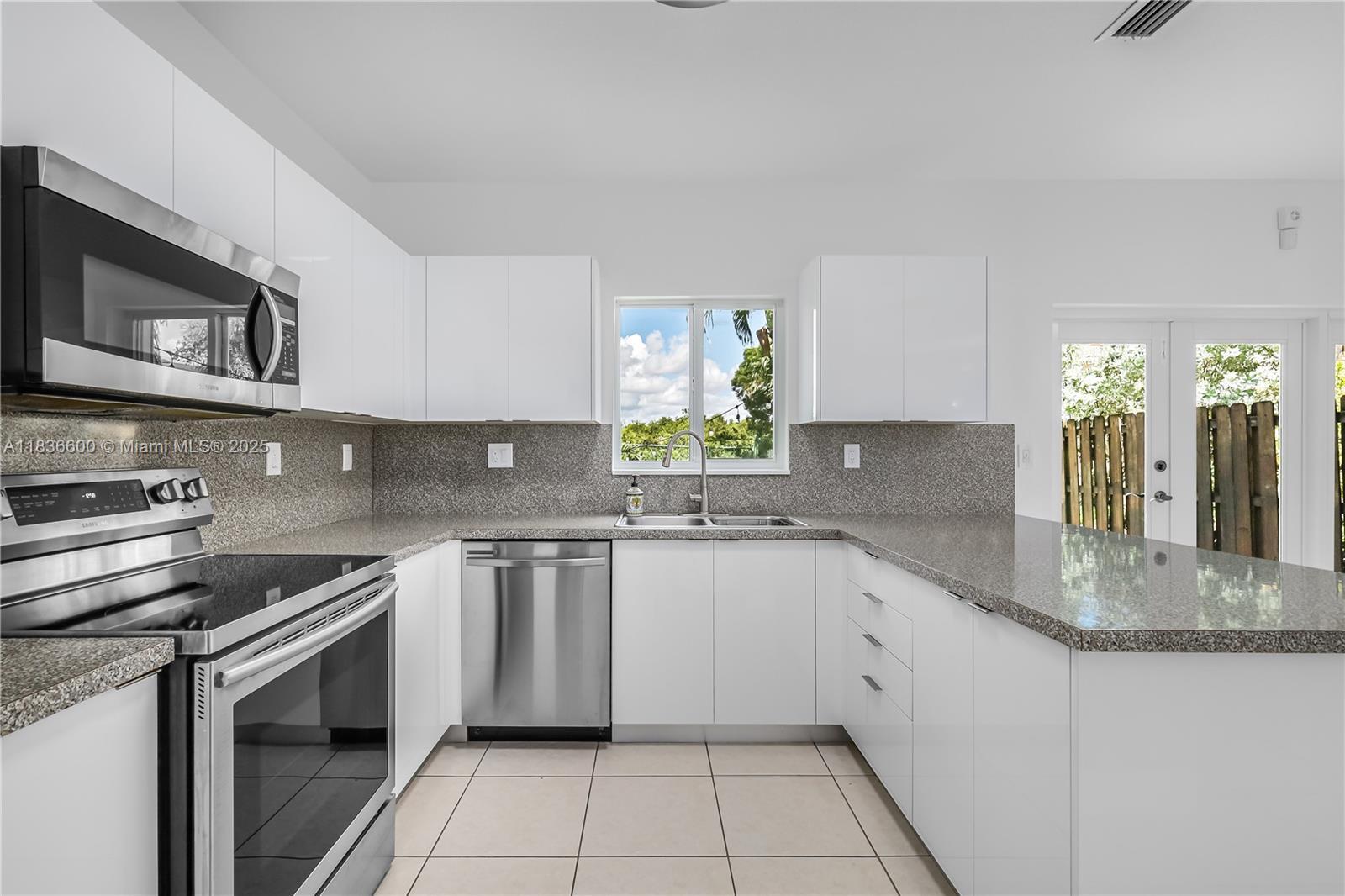Property Photo: 942 SW 147th Ct FL 33194