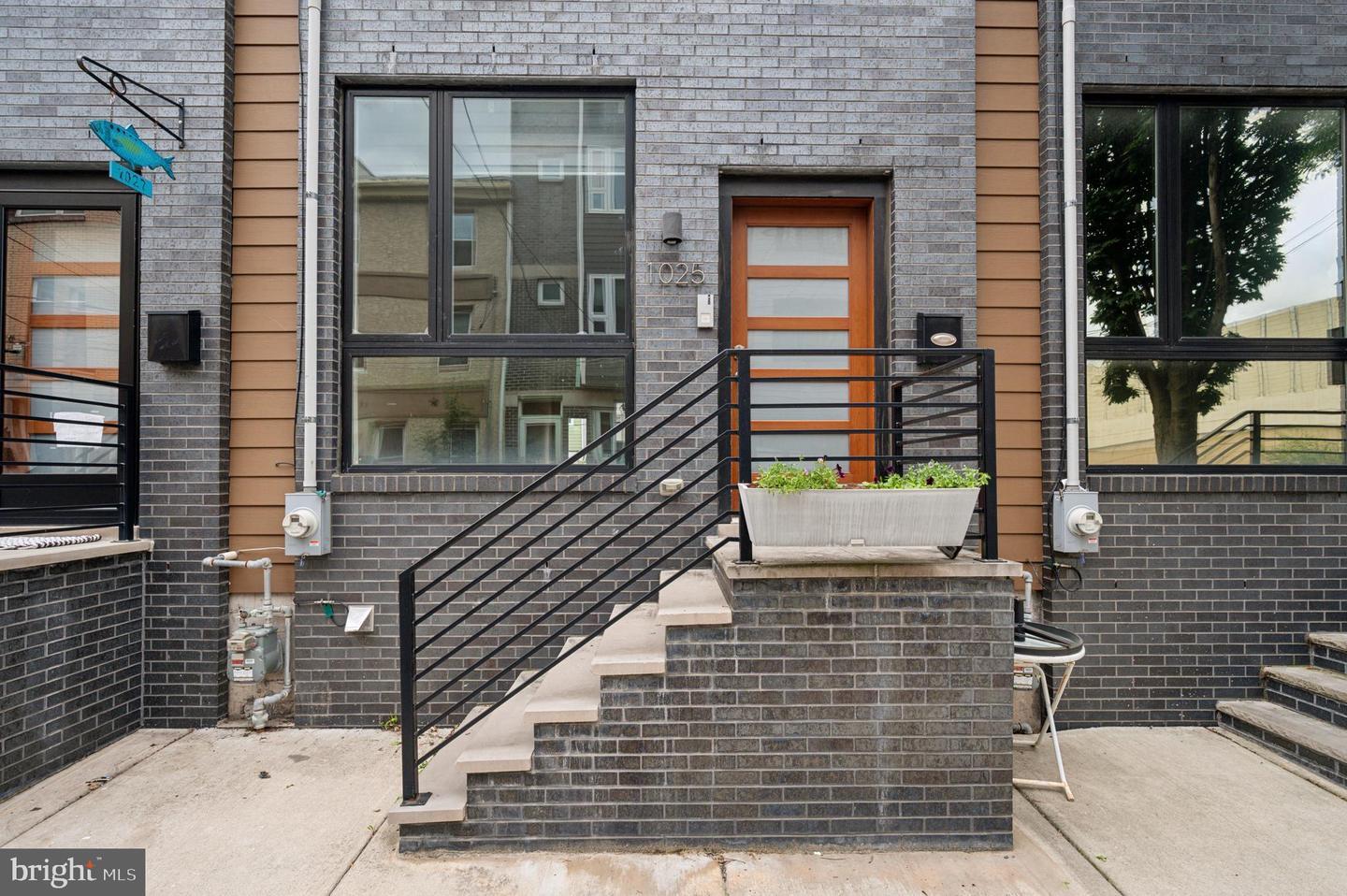 Property Photo: 1025 Earl Street PA 19125