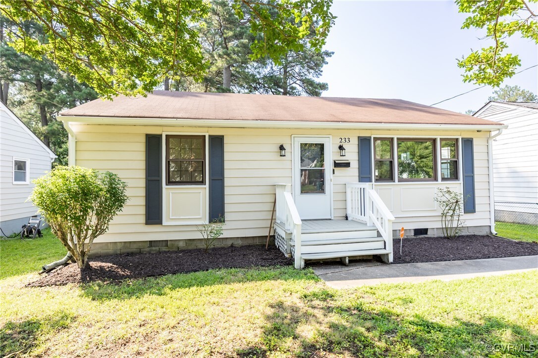 Property Photo: 233 N Mapleleaf Avenue VA 23075