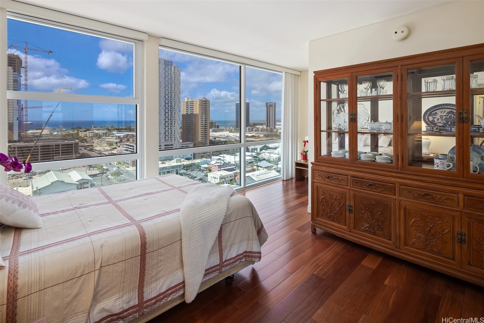 Property Photo:  909 Kapiolani Boulevard 2002  HI 96814 