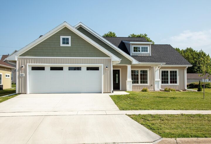 Property Photo:  120 NW 3rd Avenue  IA 50677 