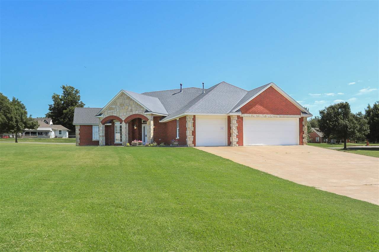 Property Photo: 203 Parkview Dr OK 73541