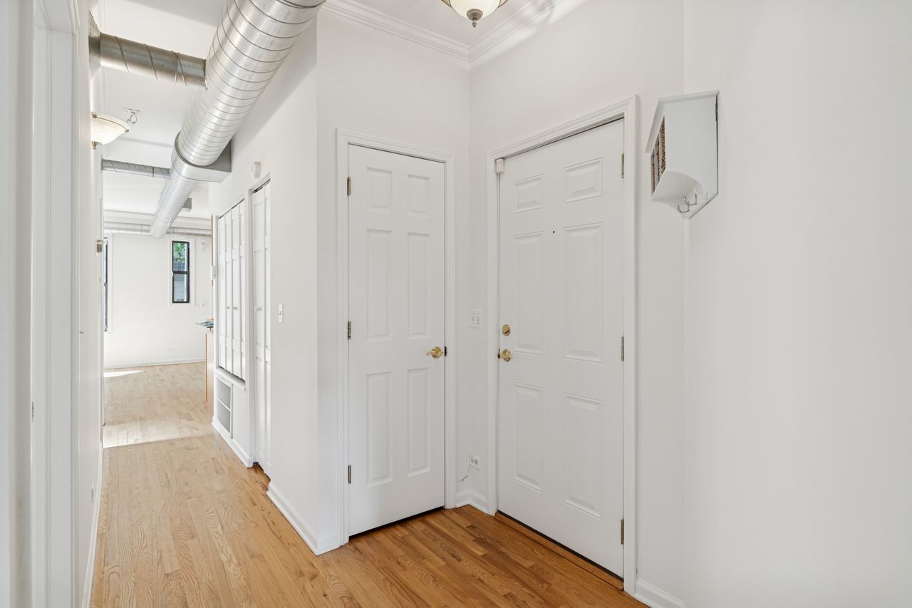 Property Photo: 1023 W Balmoral Avenue 3A IL 60640