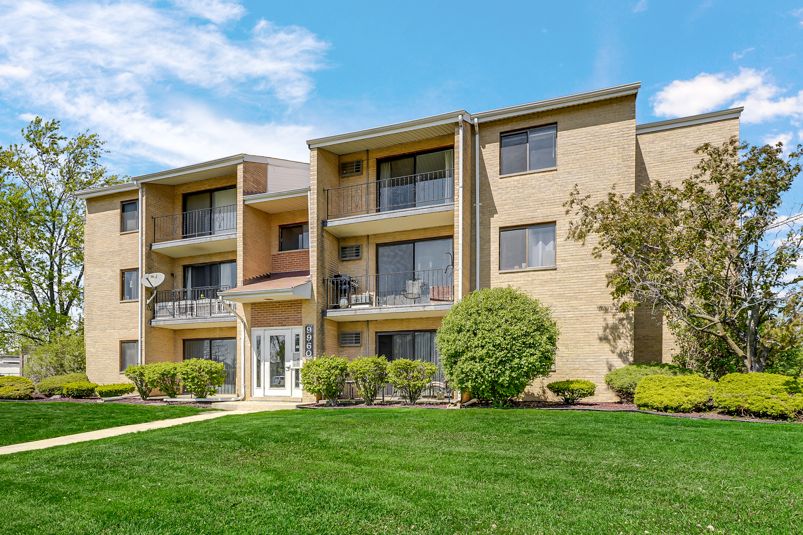 Property Photo:  9960 Franchesca Court 2C  IL 60462 