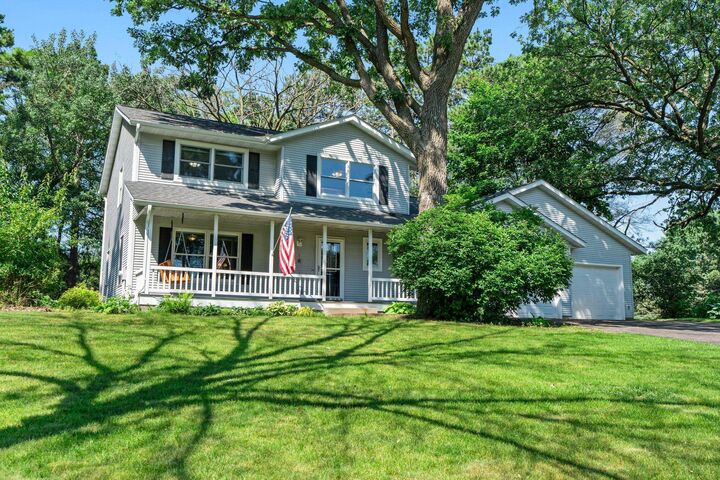 621 Twelve Oaks Lane  Hudson WI 54016 photo