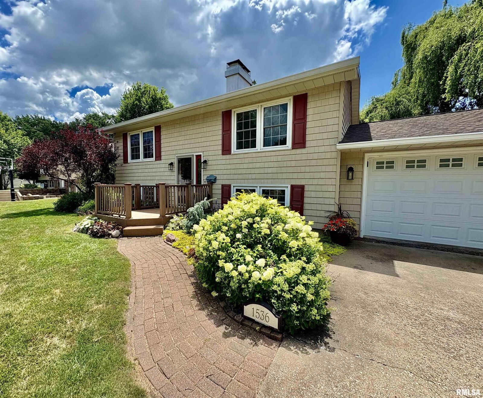 Property Photo:  1536 Woodbine Circle South  IL 61401 