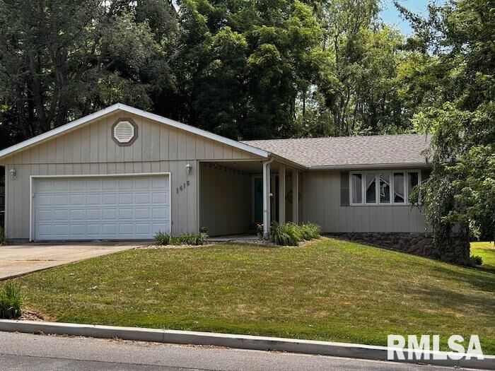 Property Photo:  1415 E Sycamore Street  IL 61520 