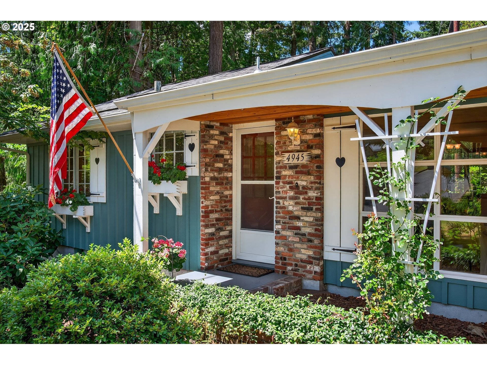 Property Photo: 4945 SW 38th Pl OR 97221