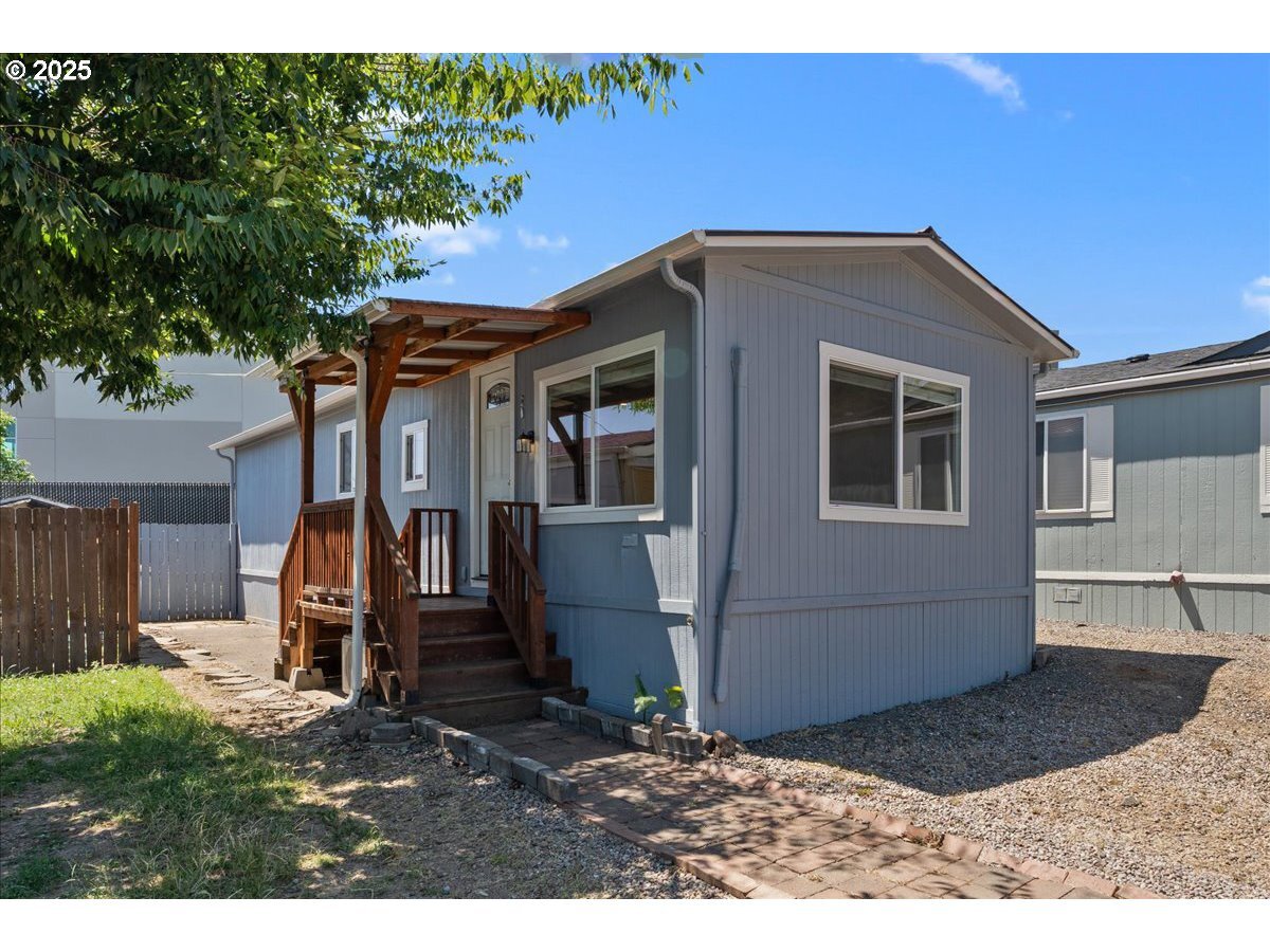 Property Photo: 9700 SW Tualatin Rd 20 OR 97062