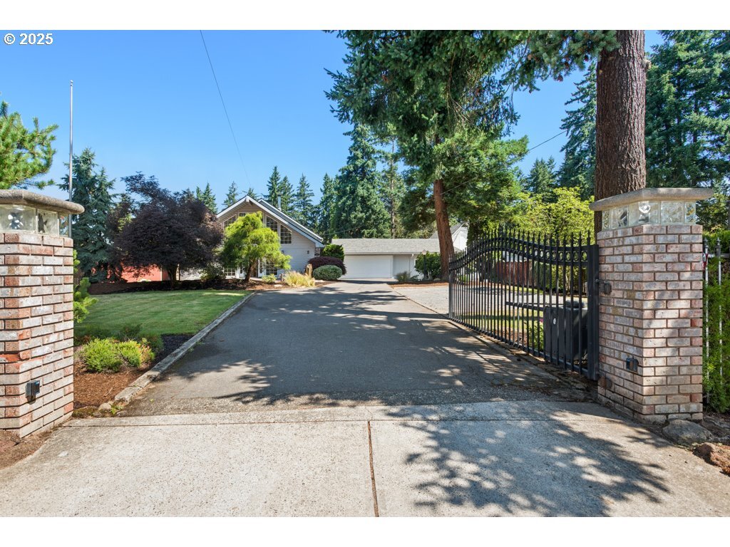 Property Photo: 12625 SE Sherman St OR 97233