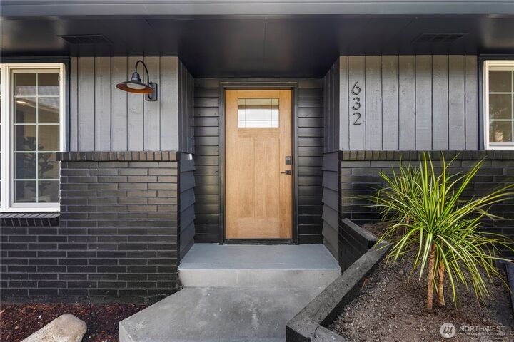 Property Photo:  632  Valley Avenue  WA 98390 