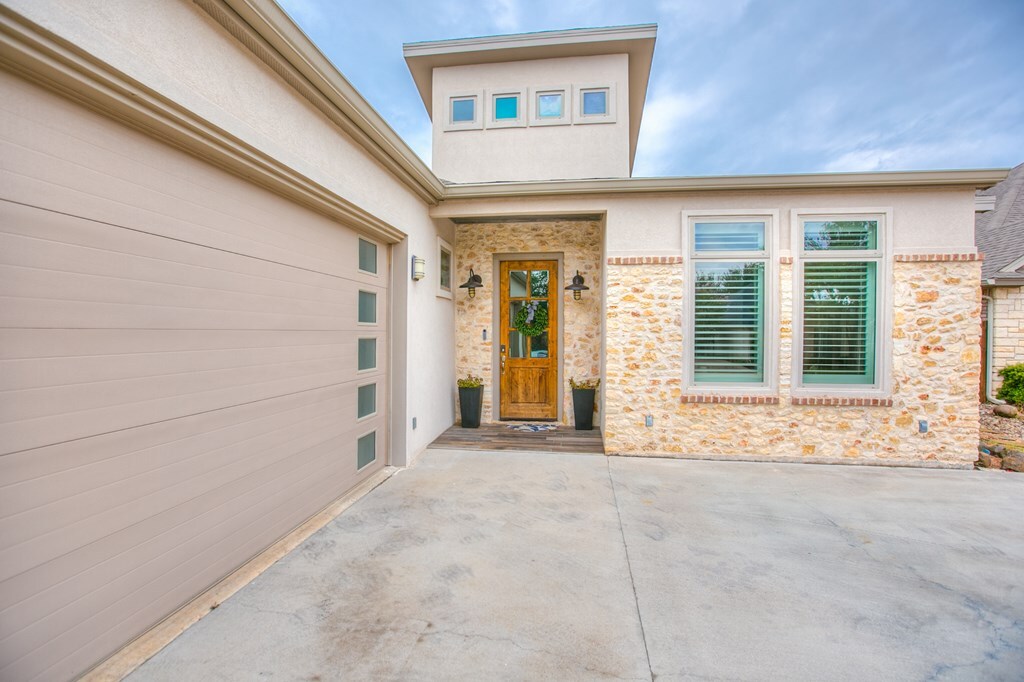 Property Photo: 2118 Valleyview Dr TX 76904