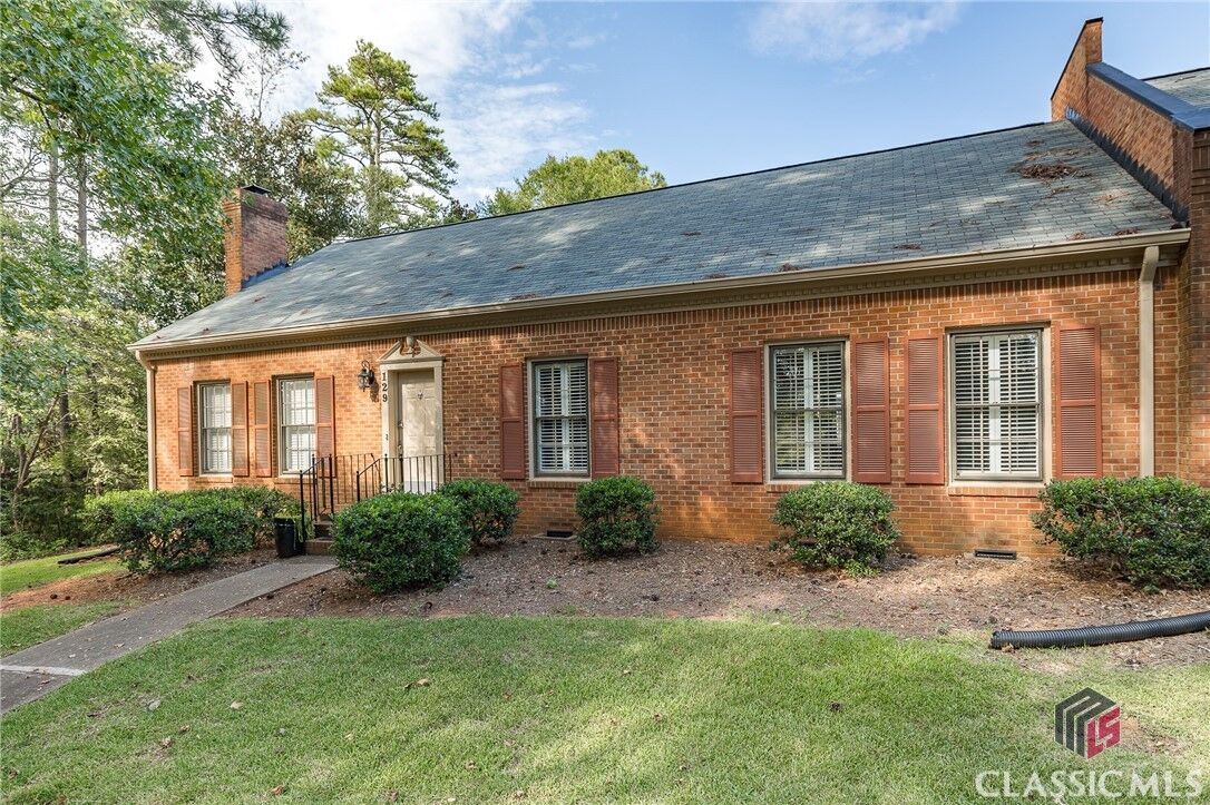 Property Photo: 129 N Stratford Drive GA 30605