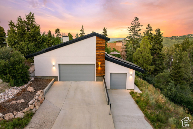 Property Photo: 249 S Parkview Dr E UT 84098