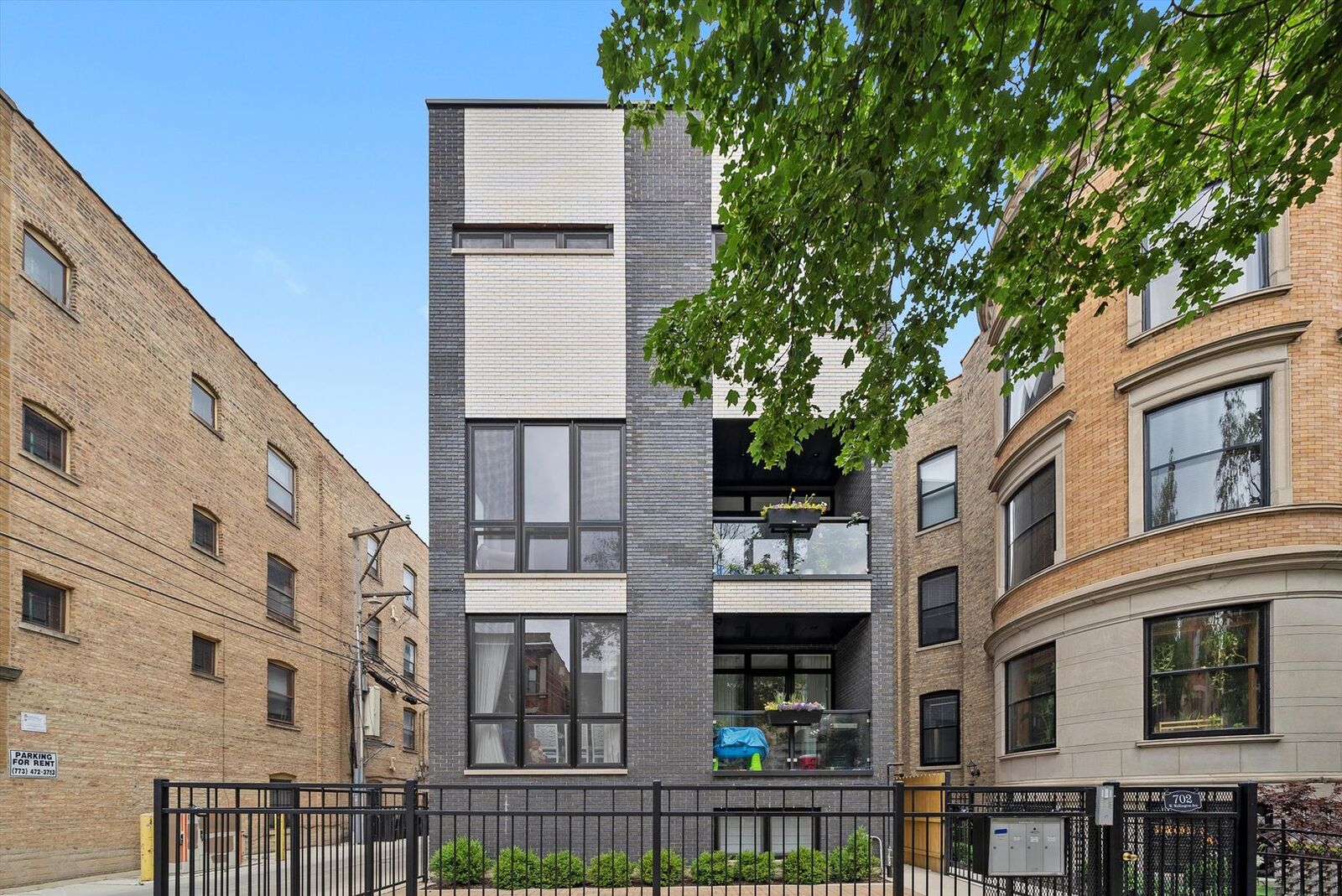 Property Photo:  702 W Wellington Avenue 2N  IL 60657 