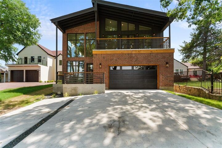 Property Photo: 3110 W Jefferson Boulevard TX 75211
