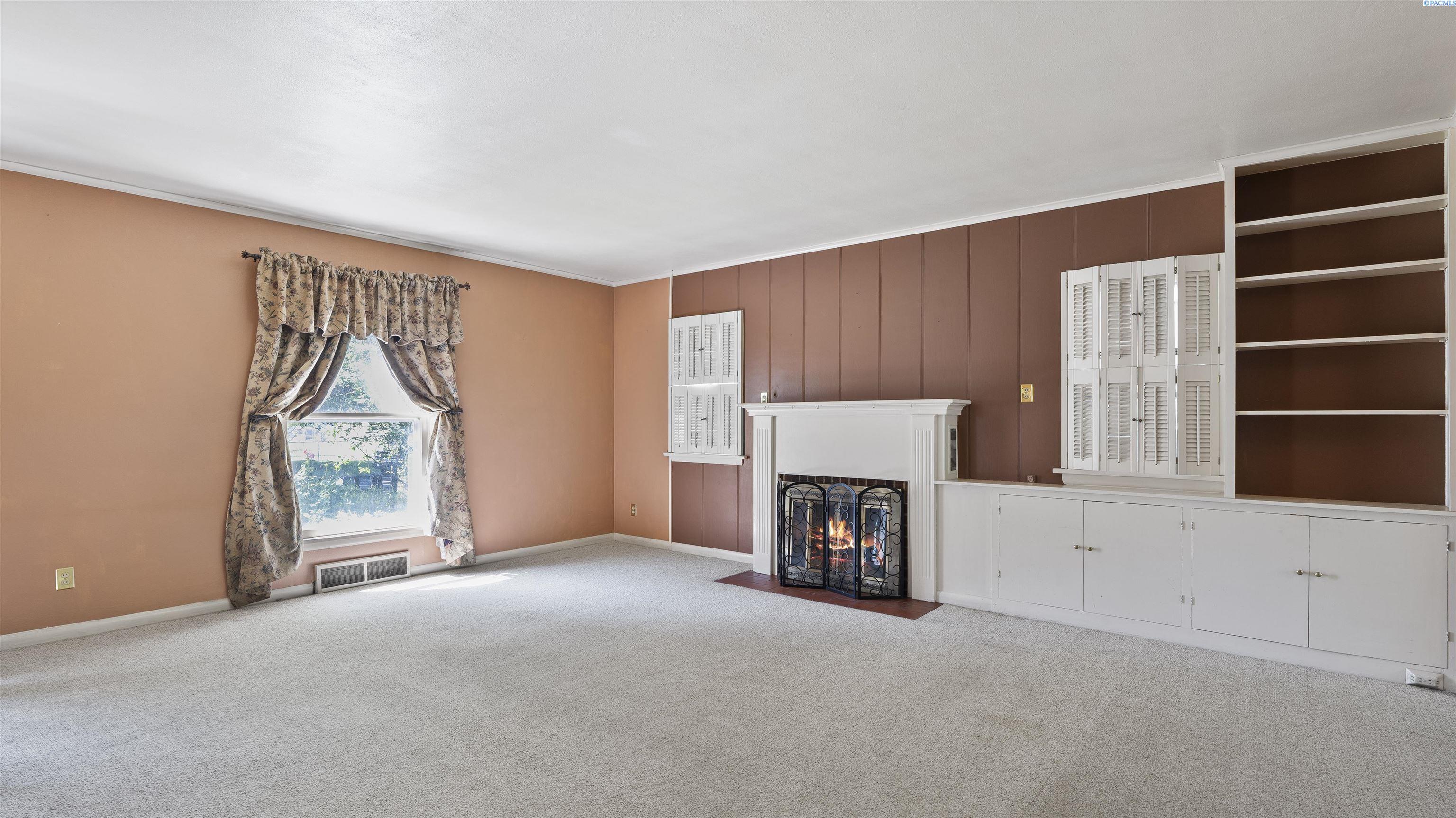 Property Photo: 811 W Park St WA 99301