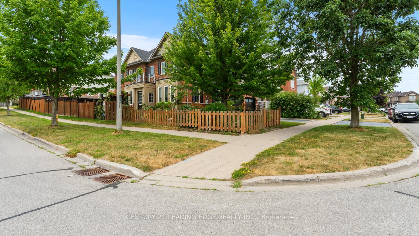 Photo de la propriété: 1 Woolner Lane ON L1C 5L8