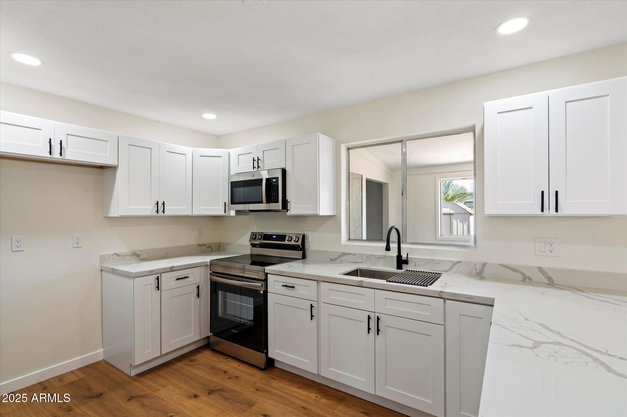 Property Photo: 102 W 17th Avenue AZ 85120