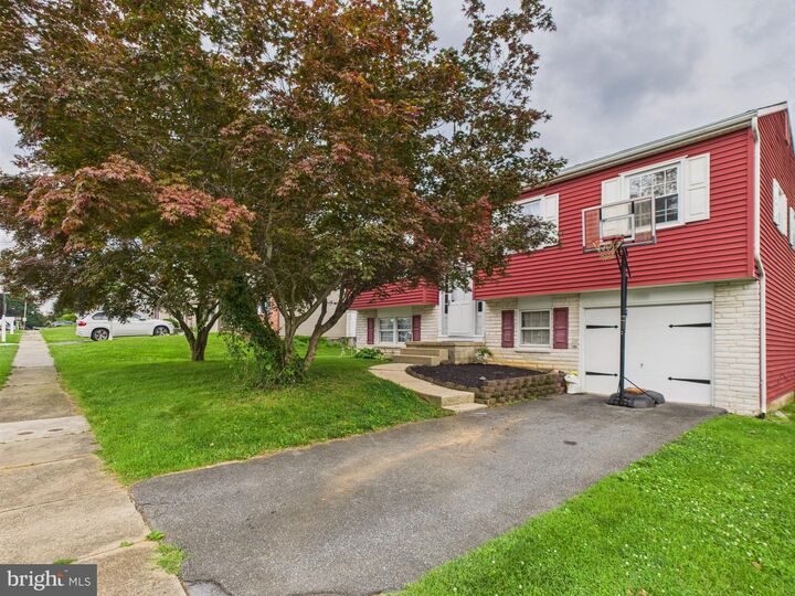 Property Photo: 1554 Princess Anne Drive PA 17601