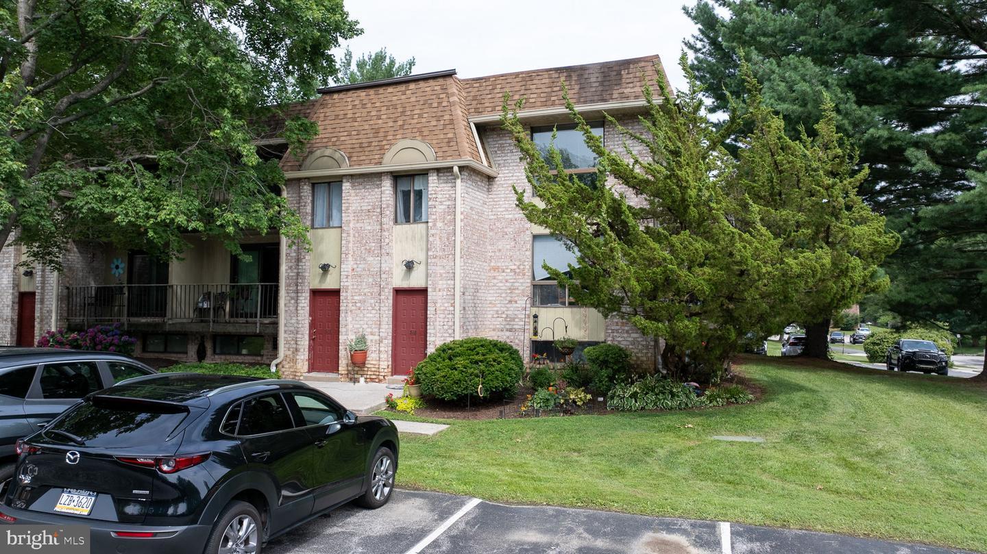 Property Photo: 318 Saybrook Lane B 10-B PA 19086