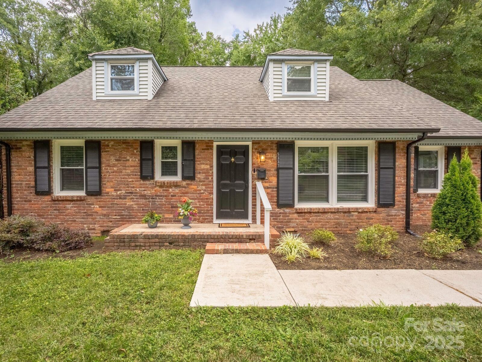 Property Photo: 5337 Kildare Drive NC 28215