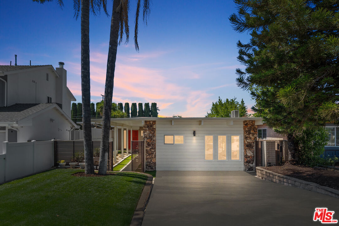 Property Photo: 21206 Merridy St CA 91311