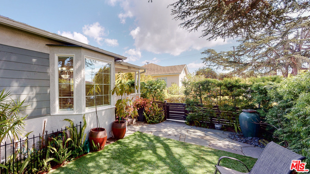 Property Photo: 1023 Ashland Ave CA 90405