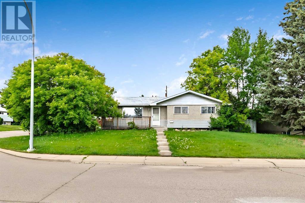 Property Photo:  3403 73 Street Northwest  AB T3B 2L5 