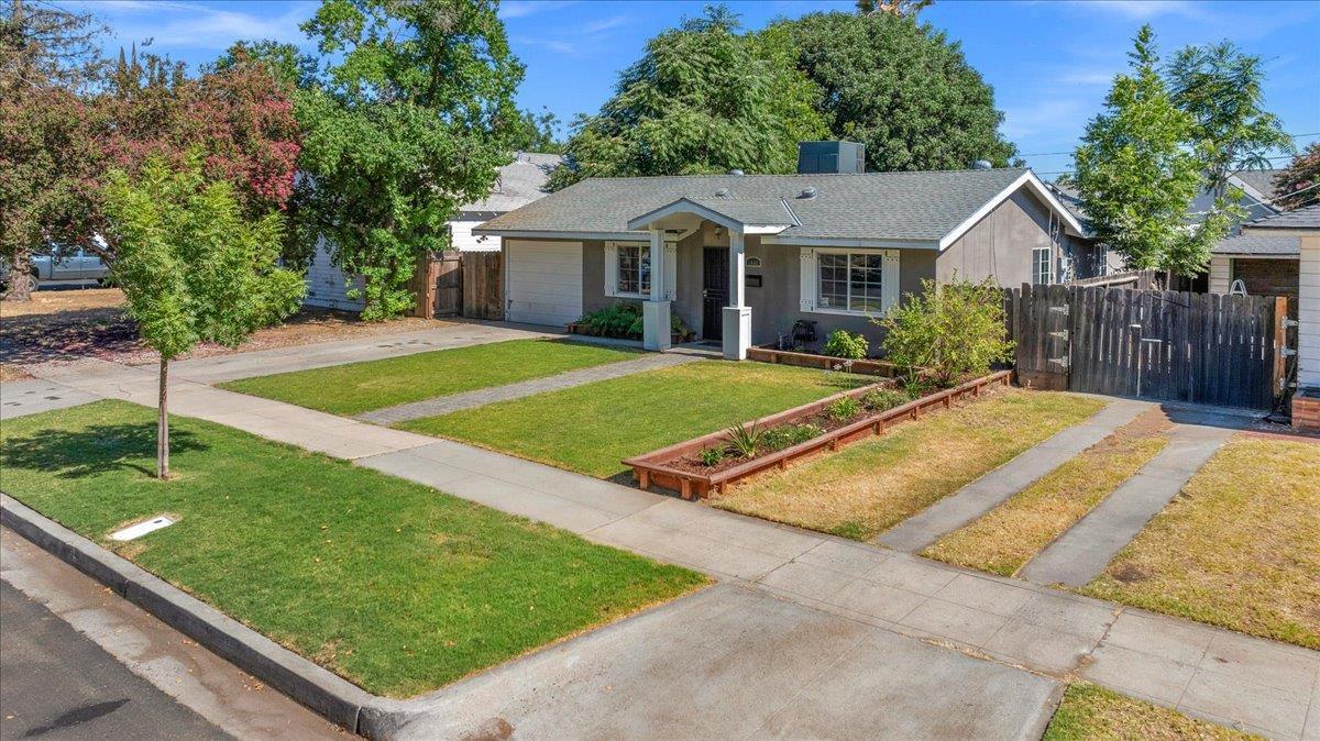 Property Photo:  1440 E Fountain Way  CA 93704 