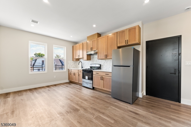 Property Photo: 915 Grove St 2R NJ 07111