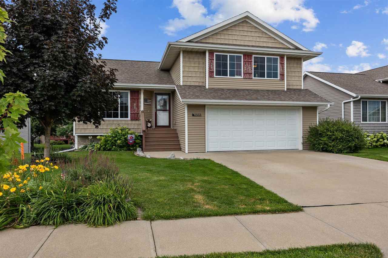 Property Photo: 1533 Vesti Ln IA 52240